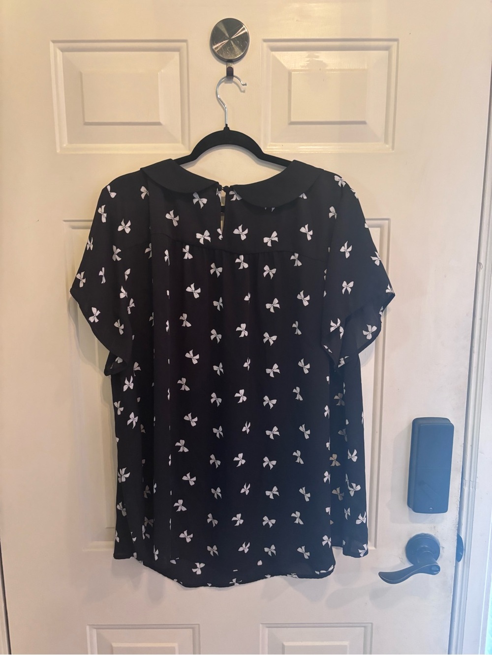 torrid Black & White Bow Print Peter Pan Collar Blouse - Picture 6 of 6